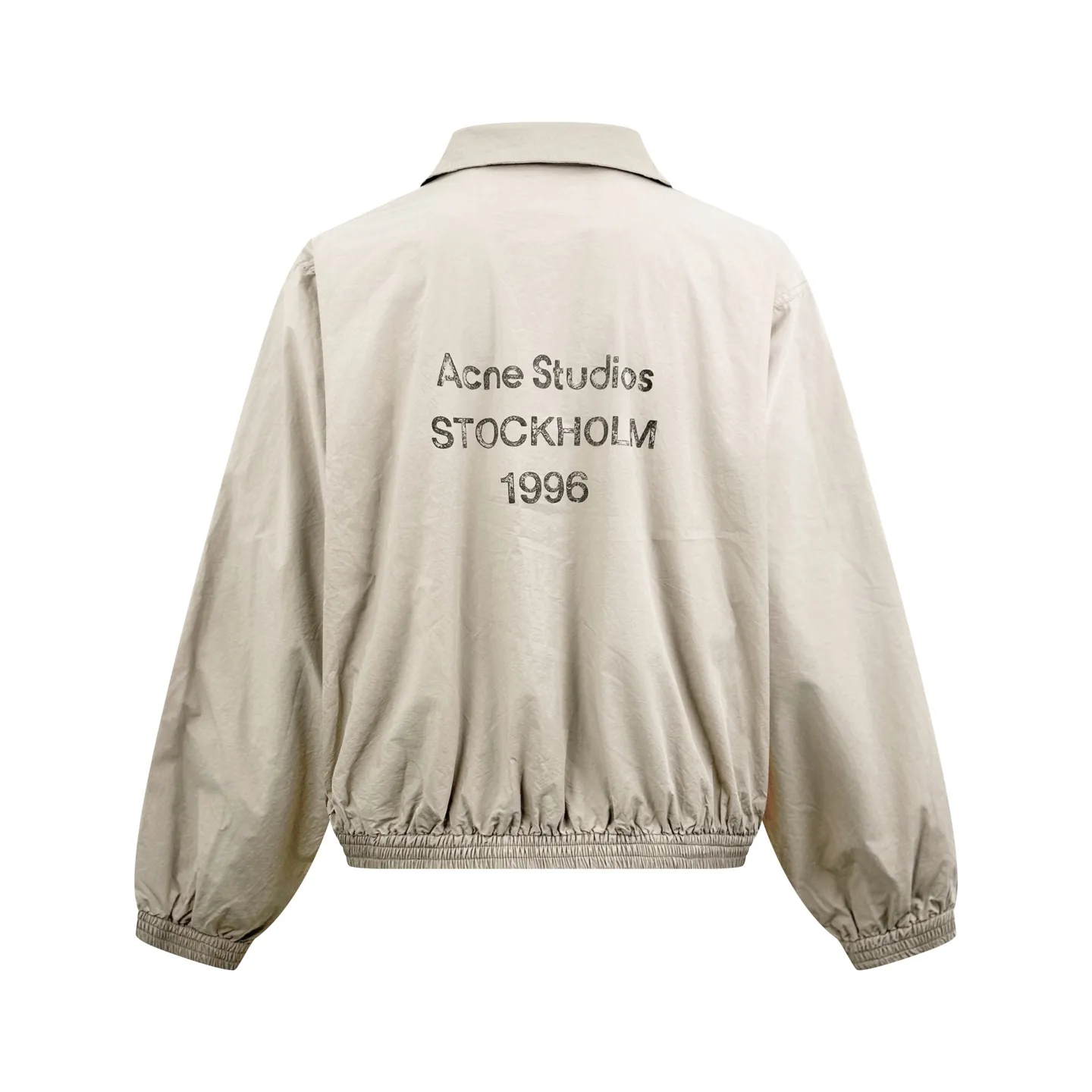 Men's Acn Studios contrasting logo zipper jacket, custom-made dusty royal poplin, lightweight and crisp, dry and windproof, mushroom Beige haloes the body, gray mist dispels glitz, interprets the unique cool and relaxed luxury of Scandinavia, stand-up collar fully zipped coach jacket, cuffs hem elastically gathered, creates a relaxed, drop-top short silhouette, fully lined inside, smooth and neat upper body The Acne Studios print is discreetly engraved on the chest, retaining the brand gene in a restrained and subtle manner. The contrasting Acne Studios Retro emblem is laid out on the back of the garment. One simple and one complex form a clever visual contrast, which reflects the brand's heritage and traces back to the origin of the brand. It uses the Nordic minimalist high-end ready-to-wear language to describe the narrative of relaxed and restrained luxury and elegance. Process 1: Adopt glue printing process. The printing has been revised three times with the film screen. Use glue liquid paint to print the pattern on the fabric. Bake the fabric to fix the printed pattern. Process 2: Gradient distressed spray process. By spraying dyes of different colors on the surface of the fabric, the clothes can show rich color changes under different lights and increase the visual layering. Process 3: Heavy fermentation washing uses a special solution to remove stains and slight fading, and then snowflake washing. Use strong washing to fade the color to make the color more uniform. Process 4: The hem is made in one go using a three-needle waist-drawing machine. The elastic band and the fabric are sewn together in the same process using the special needle position and feeding mechanism of the machine. The three-needle design is more secure and can distribute pressure evenly to ensure that the elastic band and the fabric are tightly fitted. Accessories: Customized 1:1 Acne zipper Customized 1:1 Acne trademark Version: Loose version Size: 42 44 46 48 Style number: 25254